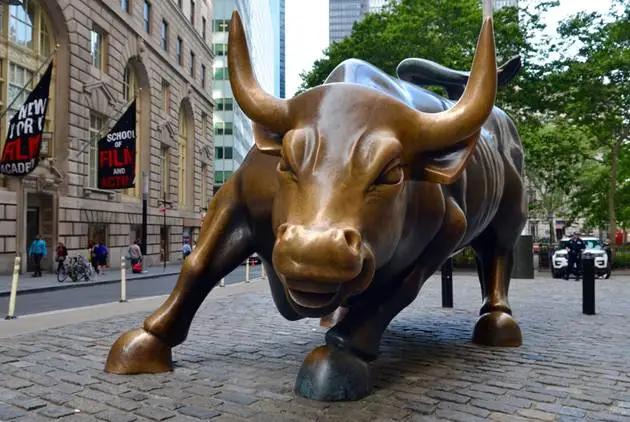 美国华尔街金融区铜牛雕像